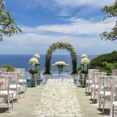 10 Ways to Keep Your Wedding Flower Budget Under Control